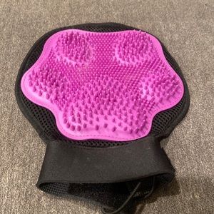 Pet grooming mitt